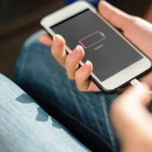 फोन चार्ज करते समय क्यों जरूरी है उसे बंद रखना? ज्यादातर लोग करते हैं ये गलती….