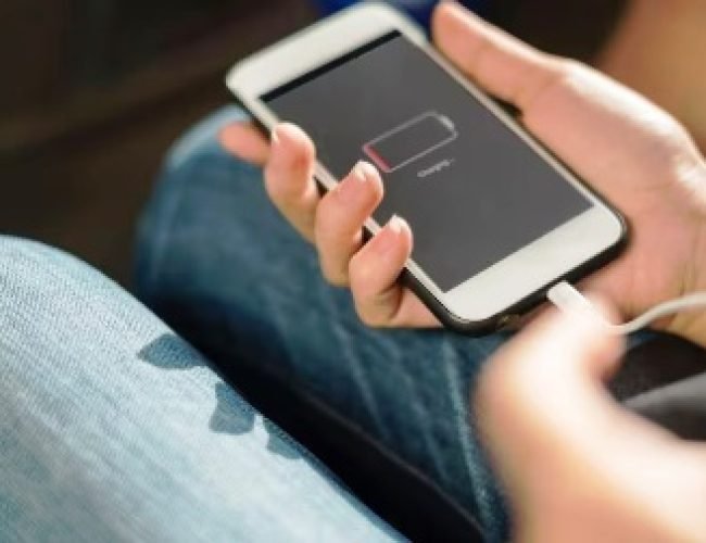 फोन चार्ज करते समय क्यों जरूरी है उसे बंद रखना? ज्यादातर लोग करते हैं ये गलती….