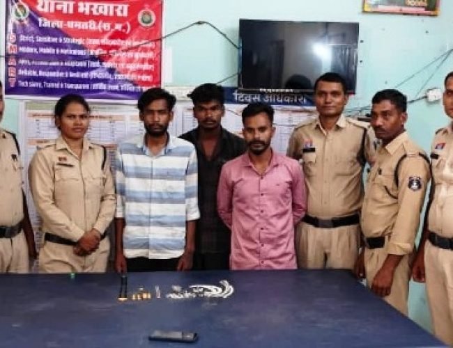कोसमर्रा में सूने मकान में चोरी का खुलासा, तीन आरोपी गिरफ्तार, सोने का बिस्किट सहित जेवरात बरामद…