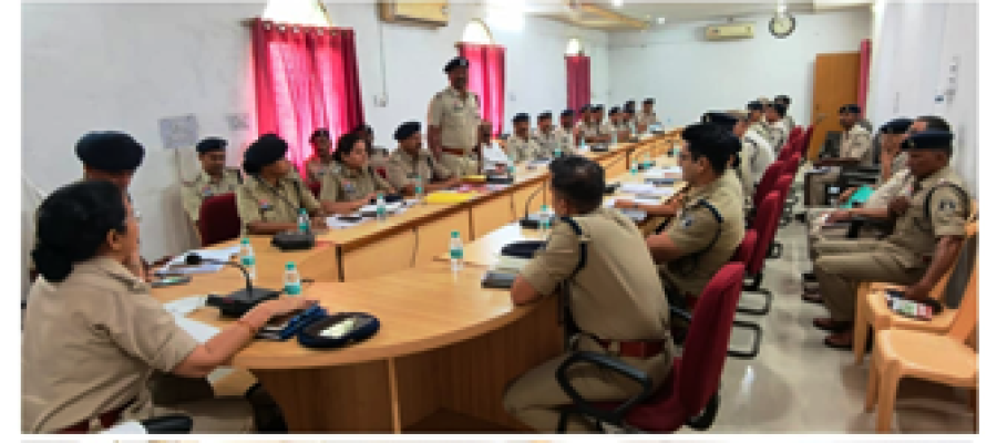 धमतरी पुलिस की नई एसपी भावना पांडेय ने दिखाई सख्ती, अनुशासन और प्रभावी पुलिसिंग पर दिया जोर…