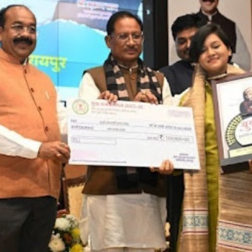 धमतरी की आरू साहू और युवा स्टार सेवा समिति युवा रत्न सम्मान से सम्मानित…