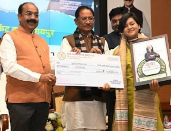 धमतरी की आरू साहू और युवा स्टार सेवा समिति युवा रत्न सम्मान से सम्मानित…