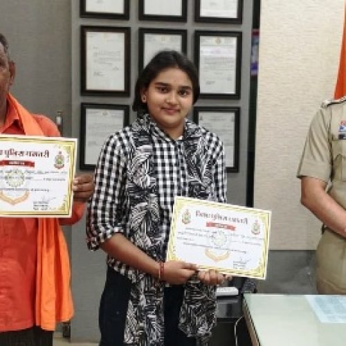 श्रमिक पिता की कलम और बेटी की मधुर आवाज ने जीता दिल, एसपी धमतरी ने किया सम्मानित…