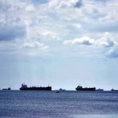 Iran IRGC Indian Vessels Firing: होर्मुज स्ट्रेट से गुजर रहे जिन भारतीय जहाजों पर हुई फायरिंग उनमें क्या लदा था? यहां जानिए….