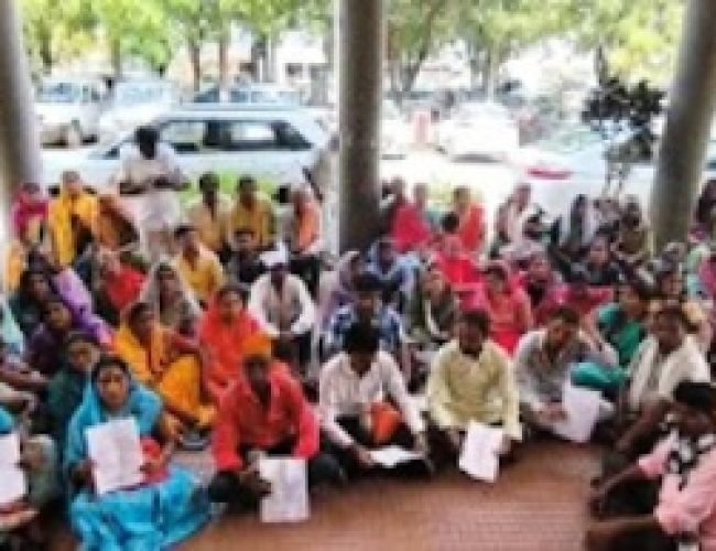 ग्राम मुल्ले में अवैध कारोबार और गुंडागर्दी से ग्रामीण परेशान, कलेक्टर से की सख्त कार्रवाई की मांग…