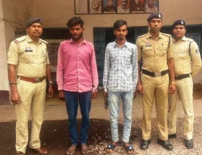 धमतरी पुलिस की बड़ी कार्रवाई: गांजा बेचते दो आरोपी रंगे हाथ गिरफ्तार…
