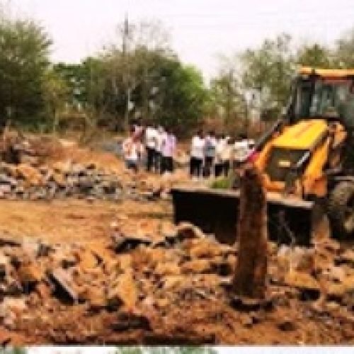 बेंद्रानवगांव में प्रशासन की बड़ी कार्रवाई: 1.5 एकड़ शासकीय भूमि अतिक्रमण मुक्त, जेसीबी से हटाए गए अवैध निर्माण…