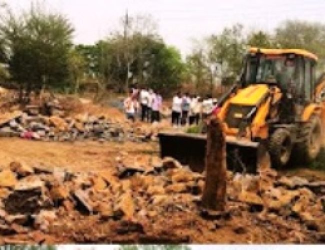 बेंद्रानवगांव में प्रशासन की बड़ी कार्रवाई: 1.5 एकड़ शासकीय भूमि अतिक्रमण मुक्त, जेसीबी से हटाए गए अवैध निर्माण…