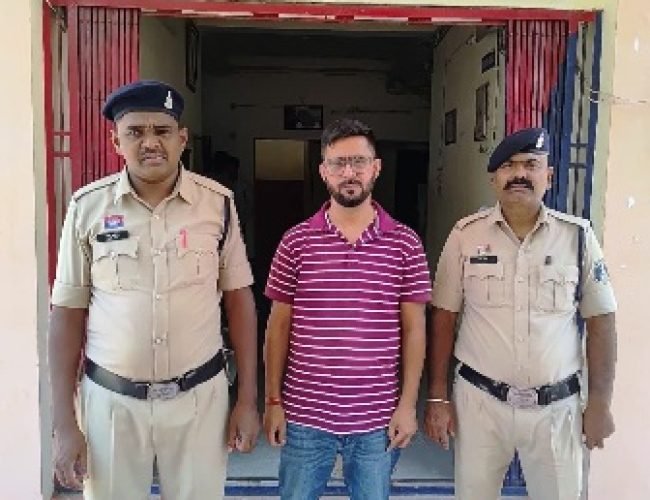 ऑनलाइन आईपीएल सट्टा खिलाने वाला आरोपी गिरफ्तार, धमतरी पुलिस की बड़ी कार्रवाई…