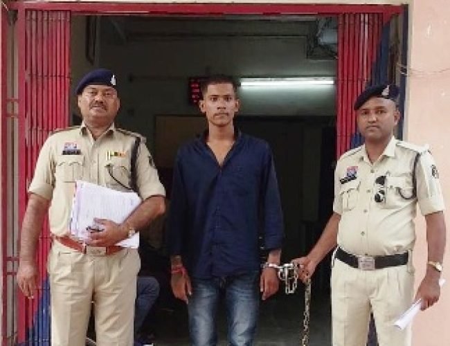 धमतरी पुलिस की त्वरित कार्रवाई: चाकू लहराकर लोगों को डराने वाला आरोपी गिरफ्तार, भेजा गया जेल…