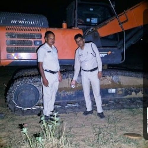 धमतरी में अवैध रेत उत्खनन पर बड़ी कार्रवाई: महानदी से 5 चैन माउंटेन मशीनें जब्त, प्रकरण दर्ज….