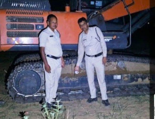 धमतरी में अवैध रेत उत्खनन पर बड़ी कार्रवाई: महानदी से 5 चैन माउंटेन मशीनें जब्त, प्रकरण दर्ज….