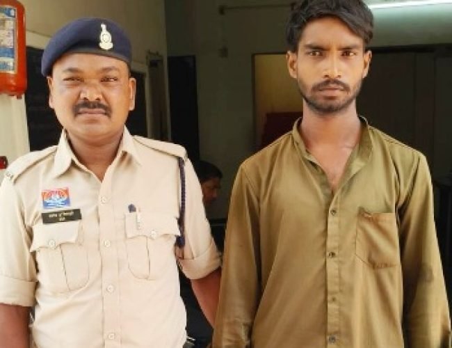 धमतरी पुलिस की सख्ती: नशे के खिलाफ जीरो टॉलरेंस, सार्वजनिक सेवन करते युवक गिरफ्तार…