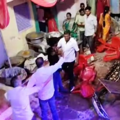 शादी में नहीं मिली कूलर की हवा, फिर जमकर चलीं कुर्सियां, वीडियो वायरल…