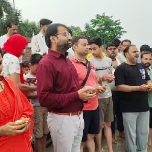 अहमदाबाद विमान हादसे पर हरिद्वार में लोगों ने दी श्रद्धांजलि, गंगा किनारे हुआ दीपदान…