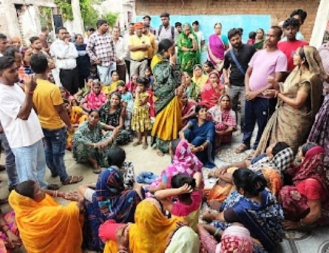 मुजगहन-रत्नाबांधा में तालाब सौंदर्यीकरण का विरोध, 200 परिवारों पर बेघर होने का खतरा; ग्रामीणों ने दिया धरना…