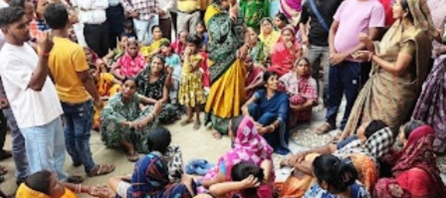 मुजगहन-रत्नाबांधा में तालाब सौंदर्यीकरण का विरोध, 200 परिवारों पर बेघर होने का खतरा; ग्रामीणों ने दिया धरना…