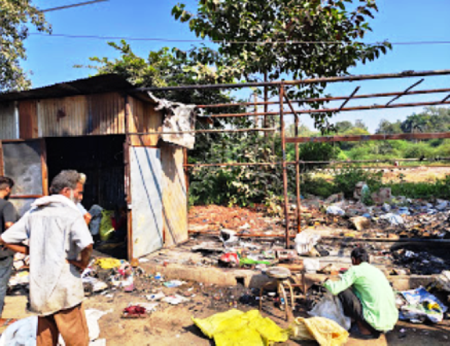 धमतरी रेलवे स्टेशन के पास दुकानों में चोरी के बाद लगाई आग, कबाड़ी दुकान को 60 हजार का नुकसान…