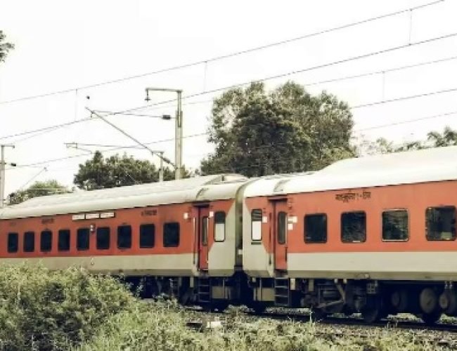 Navapur Station: इस स्टेशन पर टिकट विंडो महाराष्ट्र तो स्टेशन मास्टर ऑफिस गुजरात में, कौन देता है इन्हें सैलरी?