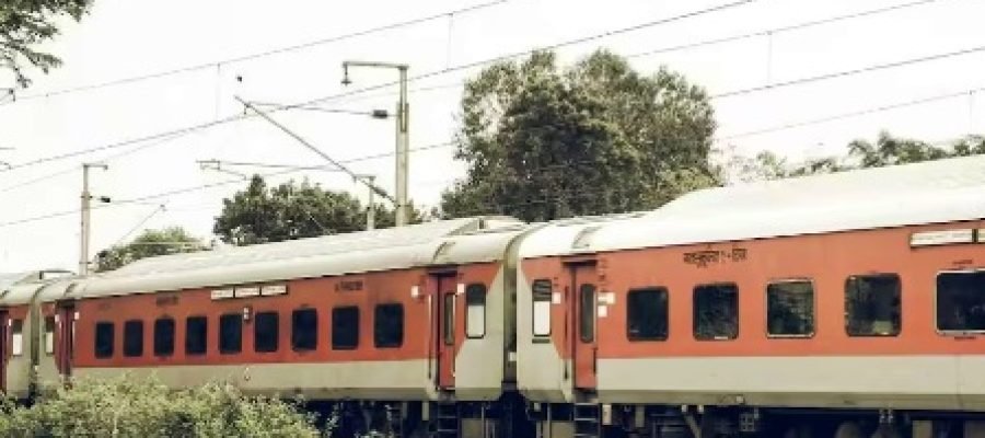 Navapur Station: इस स्टेशन पर टिकट विंडो महाराष्ट्र तो स्टेशन मास्टर ऑफिस गुजरात में, कौन देता है इन्हें सैलरी?