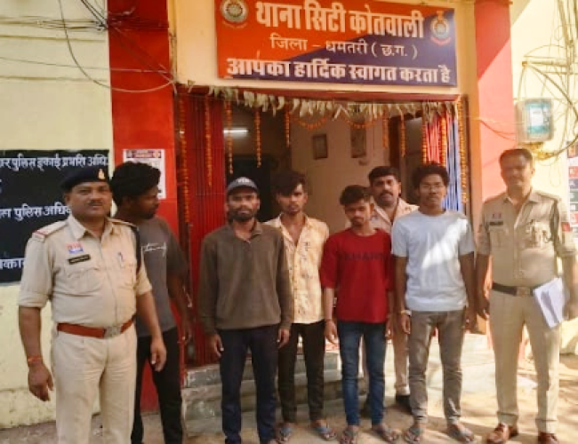 धमतरी के टिकरापारा में घर में घुसकर तलवार-लाठी से हमला, 5 आरोपी गिरफ्तार; जेल भेजे गए…