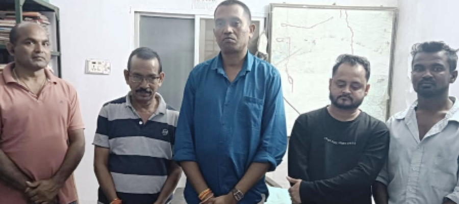धमतरी: नगरी में जुआ खेलते 5 आरोपी गिरफ्तार, 15,800 रुपये नकद और 52 पत्ती ताश जब्त…