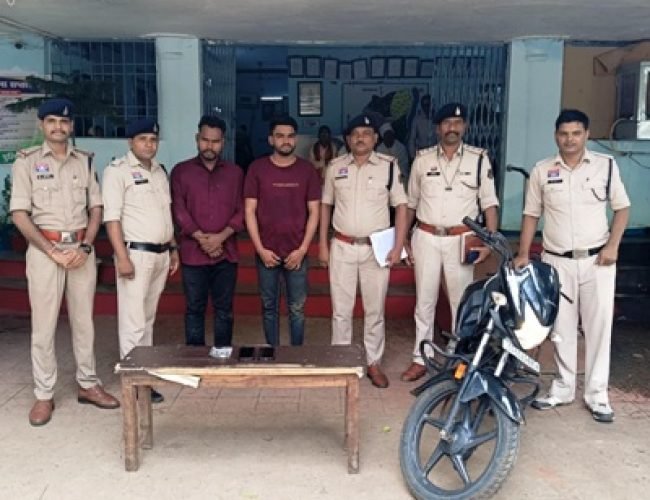 धमतरी: 1.1 ग्राम हेरोइन (चिट्टा) के साथ दो तस्कर गिरफ्तार, बाइक व मोबाइल समेत ₹36 हजार का मशरूका जब्त…
