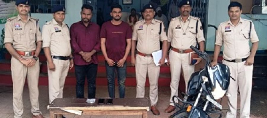 धमतरी: 1.1 ग्राम हेरोइन (चिट्टा) के साथ दो तस्कर गिरफ्तार, बाइक व मोबाइल समेत ₹36 हजार का मशरूका जब्त…