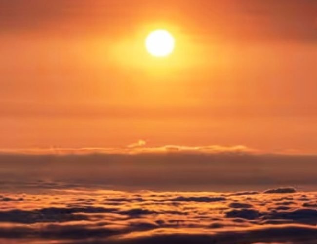 कैसा है सूरज का असली रंग, यह हमें पीला या नारंगी क्यों दिखाई देता है?