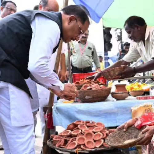 CM विष्णुदेव साय का खास अंदाज, काफिला रोक सड़क किनारे महिला से खरीदे दीये…
