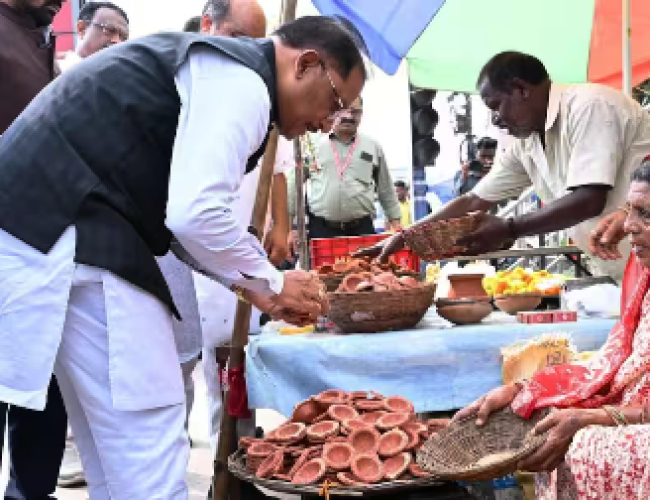 CM विष्णुदेव साय का खास अंदाज, काफिला रोक सड़क किनारे महिला से खरीदे दीये…