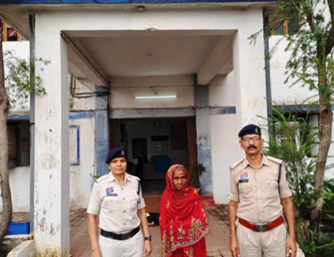 मानवता की मिसाल: धमतरी पुलिस ने मानसिक रूप से अस्वस्थ वृद्ध महिला को सुरक्षित पहुंचाया राज्य मानसिक चिकित्सालय…
