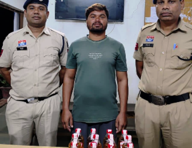 धमतरी पुलिस की कार्रवाई: दो मामलों में महुआ व देशी शराब जब्त, दो आरोपियों पर आबकारी एक्ट के तहत केस दर्ज…