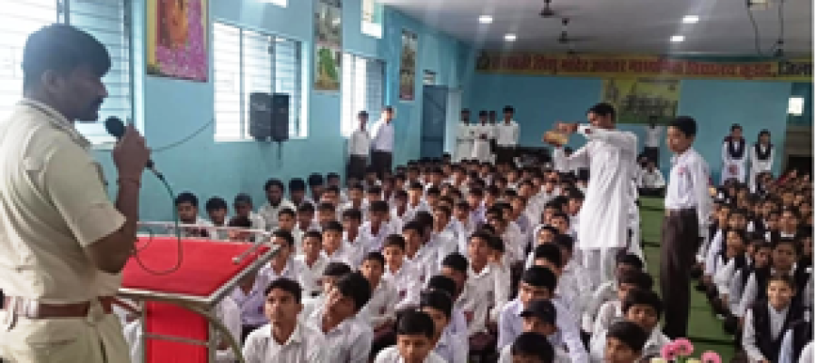 सुरक्षित भविष्य की ओर बढ़ते कदम: कुरूद पुलिस ने 500 विद्यार्थियों को किया जागरूक…
