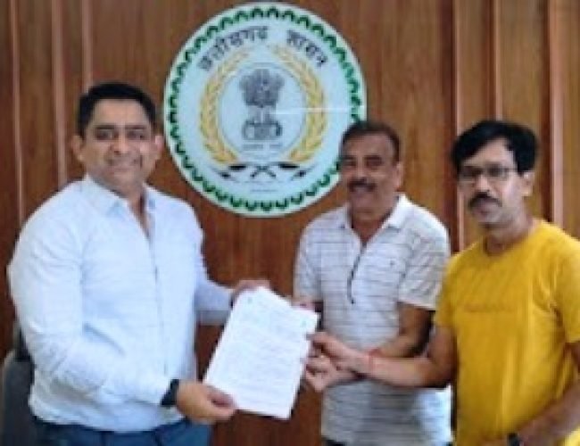 धमतरी में सड़क चौड़ीकरण के लिए पेड़ों की कटाई का विरोध, यूथ हॉस्टल ने डीएफओ, कलेक्टर और महापौर को सौंपा ज्ञापन…