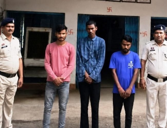 घर में घुसकर महिला व परिवार पर हमला करने वाले तीन आरोपी गिरफ्तार, 24 घंटे के भीतर पुलिस ने भेजा जेल….