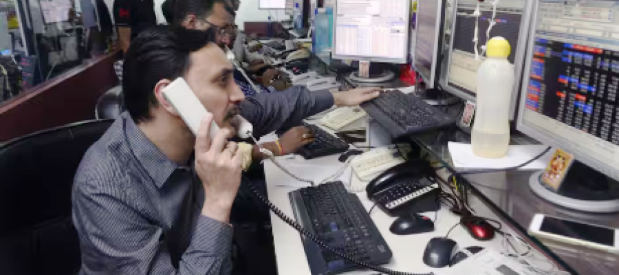 Share Market Today: सेंसेक्स-निफ्टी की सुस्त शुरुआत, HDFC Bank में गिरावट से बाजार पर दबाव, PSU बैंक शेयरों में खरीदारी…