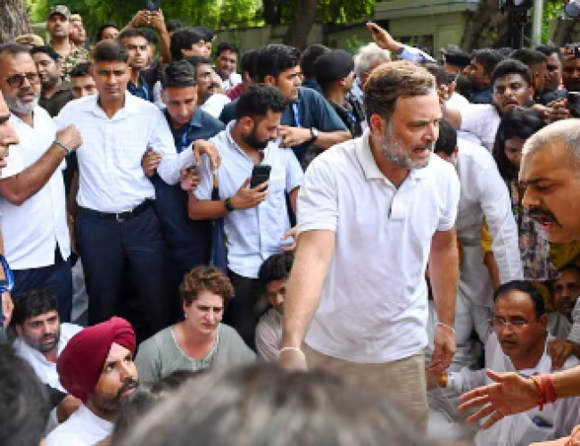 ‘प्रधान, शाह और पीएम मोदी दें इस्तीफा’, पीएम आवास के बाहर रातभर चलेगा राहुल का धरना, मान-मनौव्वल की कोशिश नाकाम…