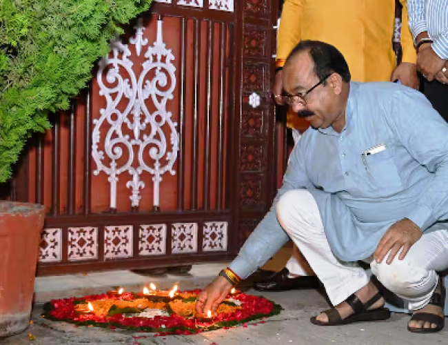 बिलासपुर में ‘आशीर्वाद का दीया’ से जगमगाया बिलासपुर, अरुण साव ने भी लिया हिस्सा…