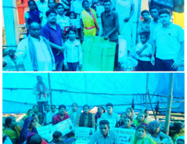 बारिश के बीच अनिश्चितकालीन अनशन पर बैठे ग्रामीण, समाजसेवियों ने पहुंचाई राहत सामग्री…