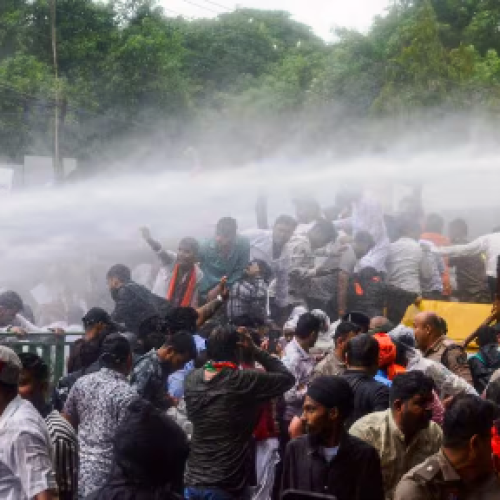 राहुल गांधी की गिरफ्तारी पर रायपुर में भी बवाल, कांग्रेस-BJP आमने-सामने, पुलिस ने छोड़े आंसू गैस के गोले…