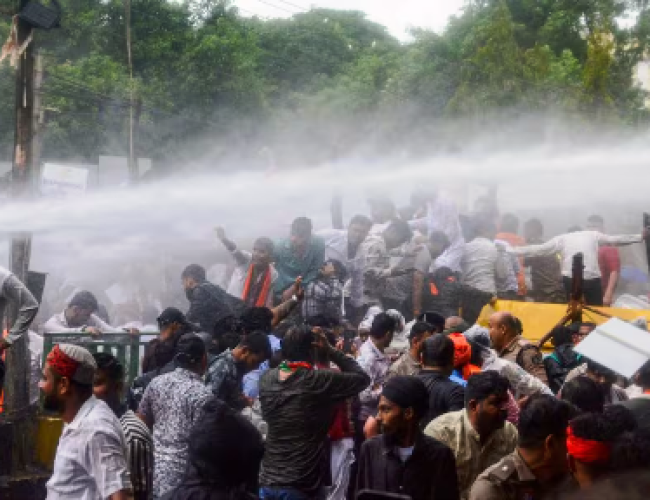 राहुल गांधी की गिरफ्तारी पर रायपुर में भी बवाल, कांग्रेस-BJP आमने-सामने, पुलिस ने छोड़े आंसू गैस के गोले…