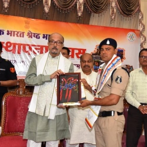 धमतरी पुलिस की “पुलिस की पाठशाला” को बड़ी उपलब्धि, योग प्रशिक्षक आरक्षक सुजय मंडल राजभवन में सम्मानित…