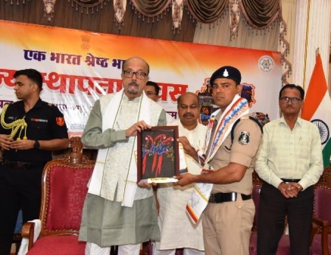 धमतरी पुलिस की “पुलिस की पाठशाला” को बड़ी उपलब्धि, योग प्रशिक्षक आरक्षक सुजय मंडल राजभवन में सम्मानित…