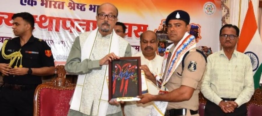 धमतरी पुलिस की “पुलिस की पाठशाला” को बड़ी उपलब्धि, योग प्रशिक्षक आरक्षक सुजय मंडल राजभवन में सम्मानित…