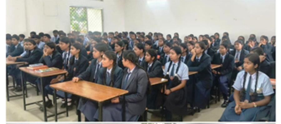 धमतरी पुलिस का जागरूकता अभियान: नगरी के पीएम श्री उत्कृष्ट अंग्रेजी माध्यम विद्यालय में विद्यार्थियों को दिया नशामुक्ति और यातायात सुरक्षा का संदेश…