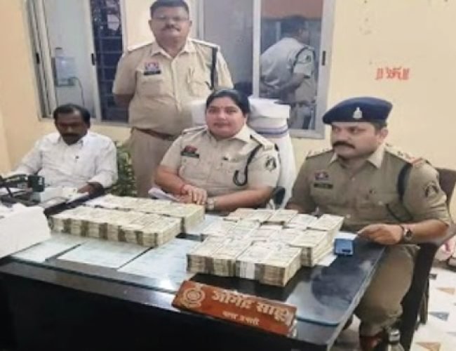 धमतरी: बालोद के व्यापारी की कार से 65 लाख रुपए नकद बरामद, पुलिस और आयकर विभाग जांच में जुटे…