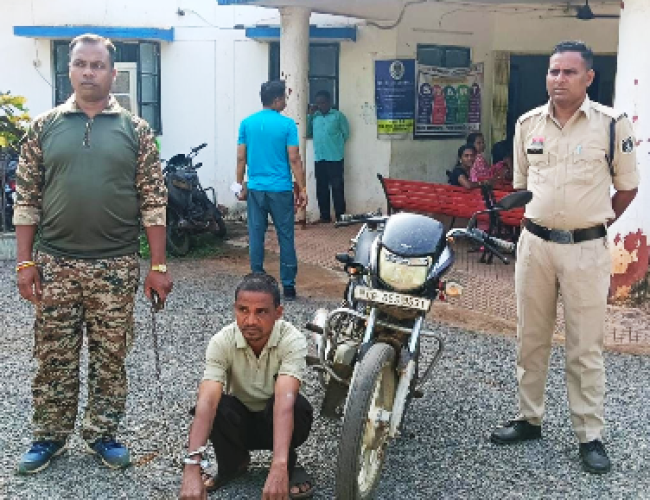 धमतरी में बाइक चोरी का खुलासा: मगरलोड पुलिस ने आरोपी को किया गिरफ्तार, चोरी की मोटरसाइकिल बरामद…