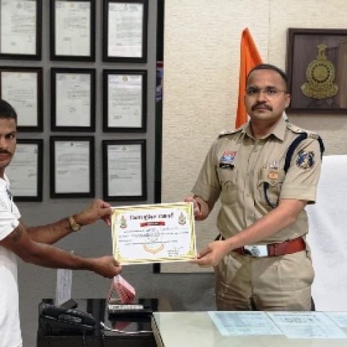 धमतरी: नशा मुक्ति का संदेश लेकर काठमांडू तक साइकिल यात्रा करने वाले समाजसेवी तुलसी राम साहू का एसपी ने किया सम्मान…