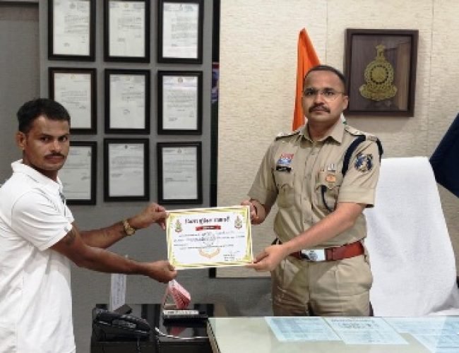 धमतरी: नशा मुक्ति का संदेश लेकर काठमांडू तक साइकिल यात्रा करने वाले समाजसेवी तुलसी राम साहू का एसपी ने किया सम्मान…